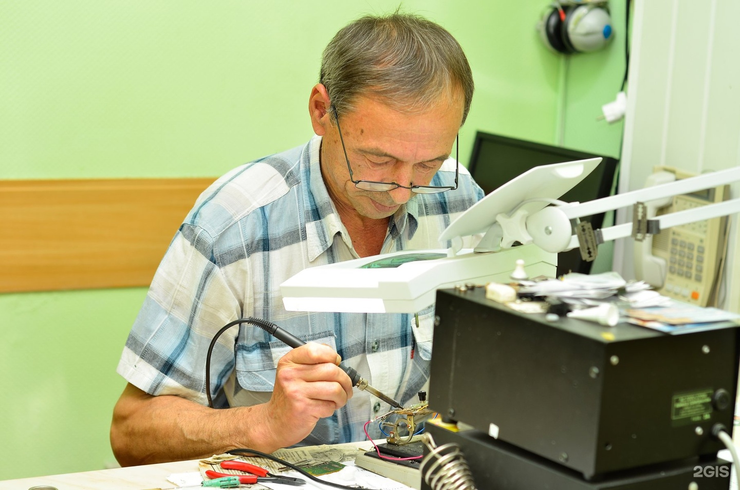 Hearing center. Цифровые технологии в слухопротезировании. Слухопротезирование Магадан. Ремонт слуховых аппаратов офис.