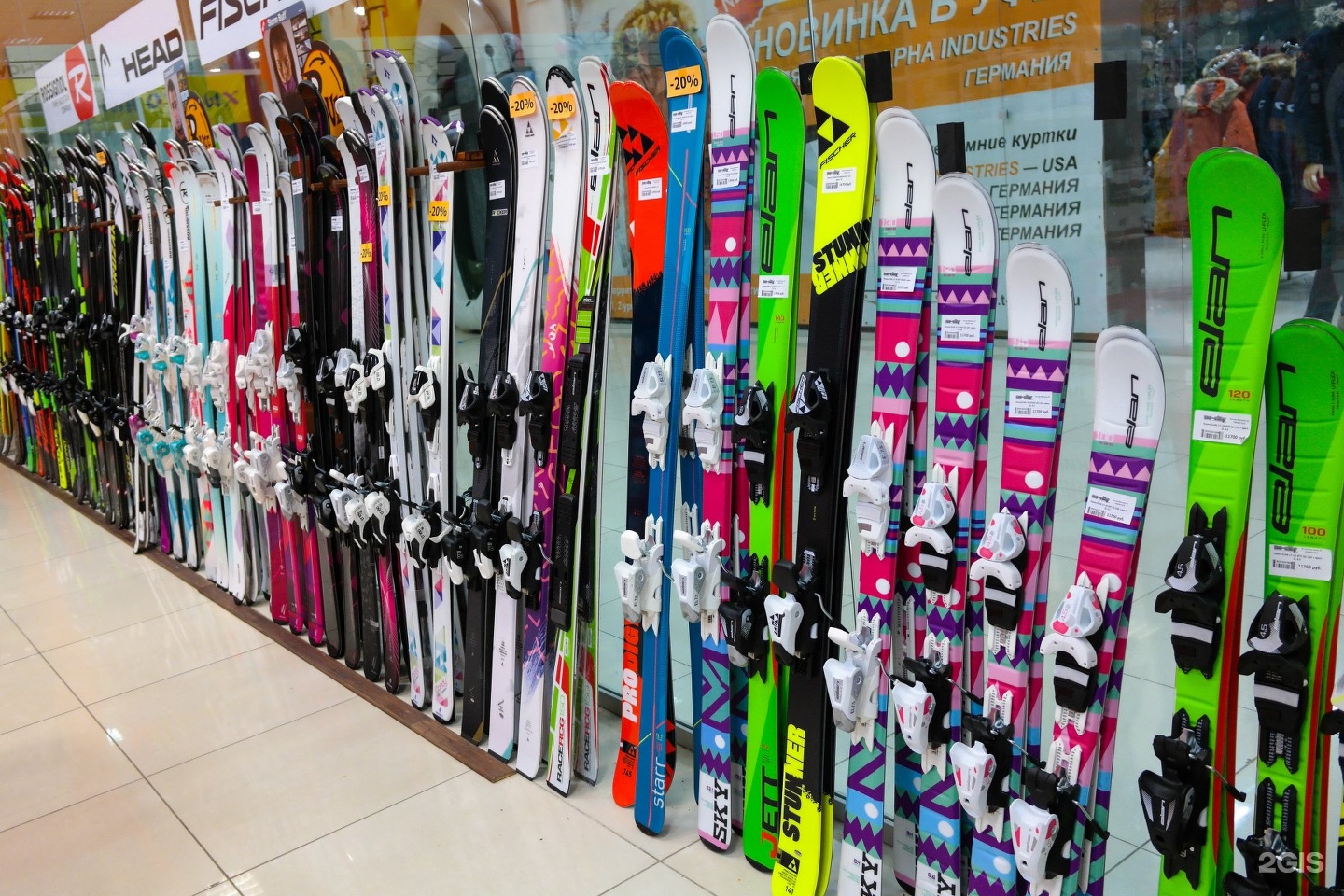 Магазин лыж. Магазин горнолыжного снаряжения. Магазин для горнолыжного спорта. Магазин лыж красивый. Спортивные магазины лыжные