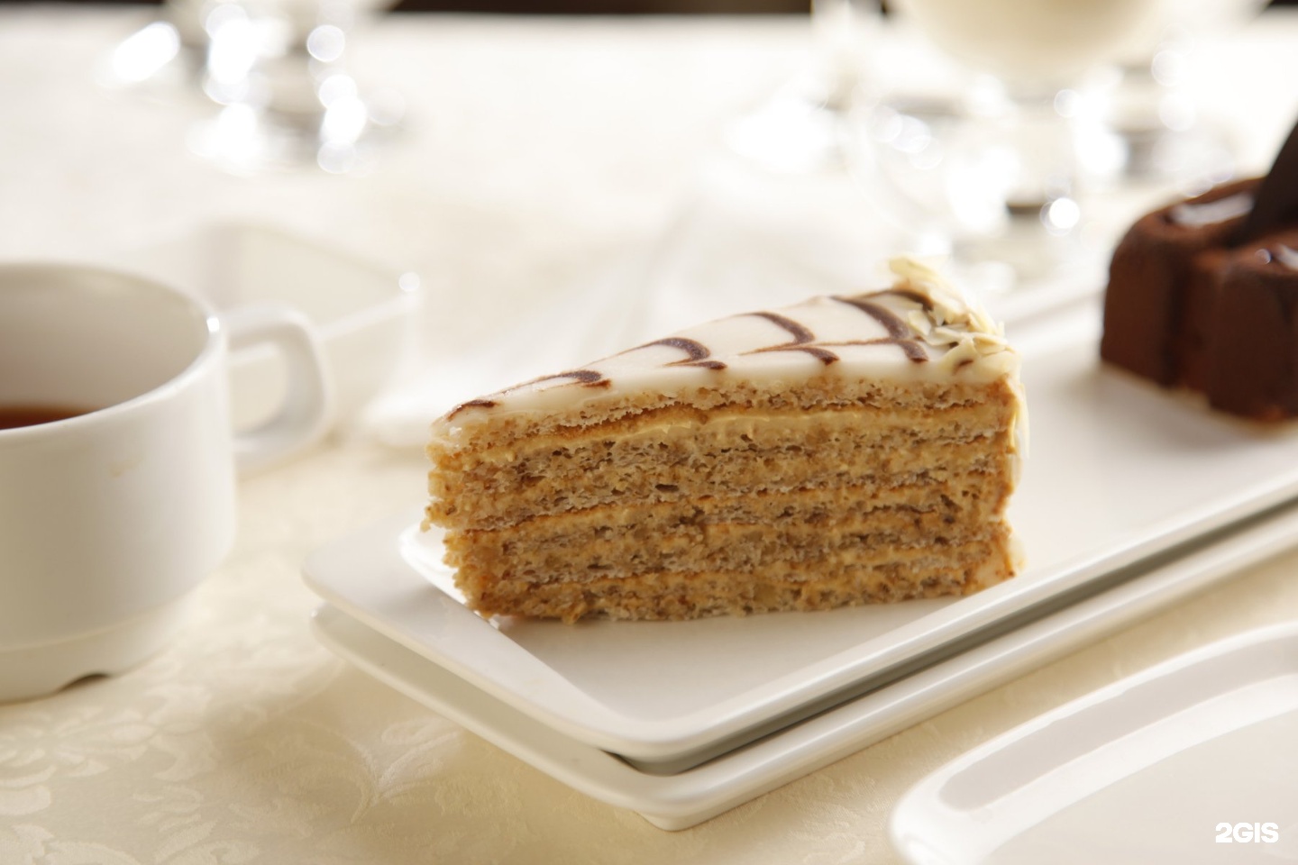 Ла рошель конфеты. Шерше ля фам торт бисквитный двор. Торт шерше ля фам. Торт ля фам. Ля торт.