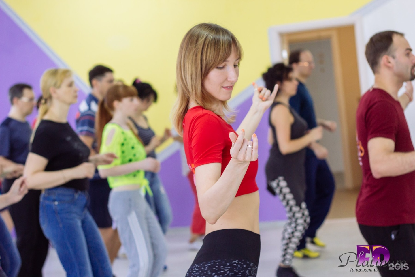 Современные танцы омск. Танцы в омске для начинающих взрослых. Студия "денс мув омск видео. Exotic dance hall омск. Эстетика танца дэнс холл.