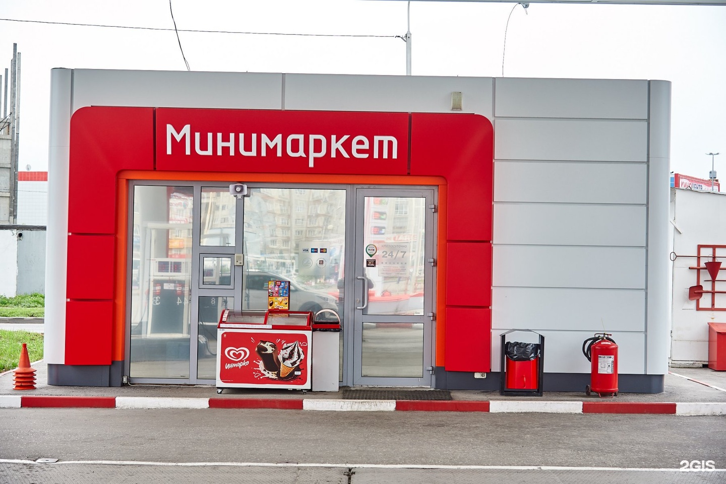 Auto lukoil ru. Заправщик на АЗС Лукойл. Закрытая АЗС Лукойл. Лукойл Омск. АЗС 48751 Лукойл.