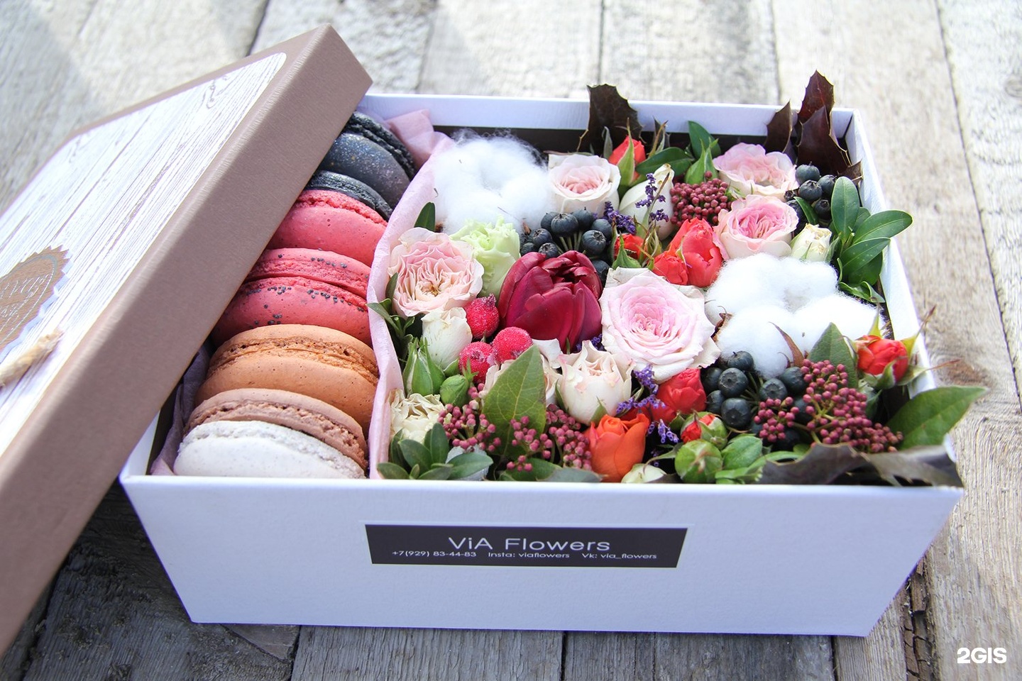 Цветы с конфетами в коробке