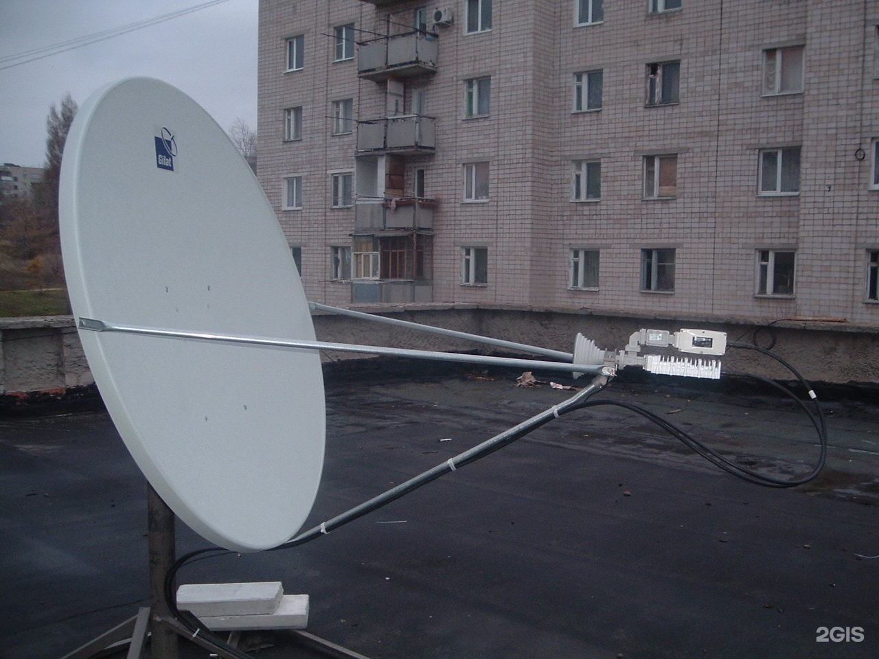 Включи станцию спутник. VSAT станция спутниковой связи. Приемопередающая антенна спутниковой связи. VSAT набор оборудования станция спутниковой связи. Приемопередающая антенна спутниковой связи инсталляция на стену.
