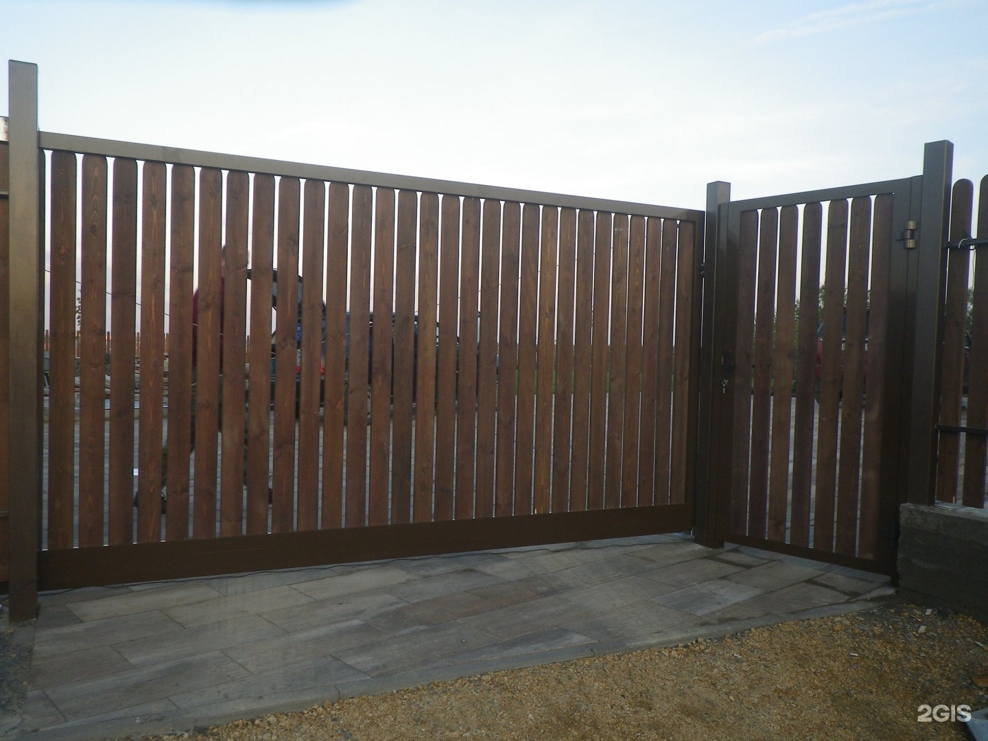 Забор с откатными воротами из деревянного штакетника
