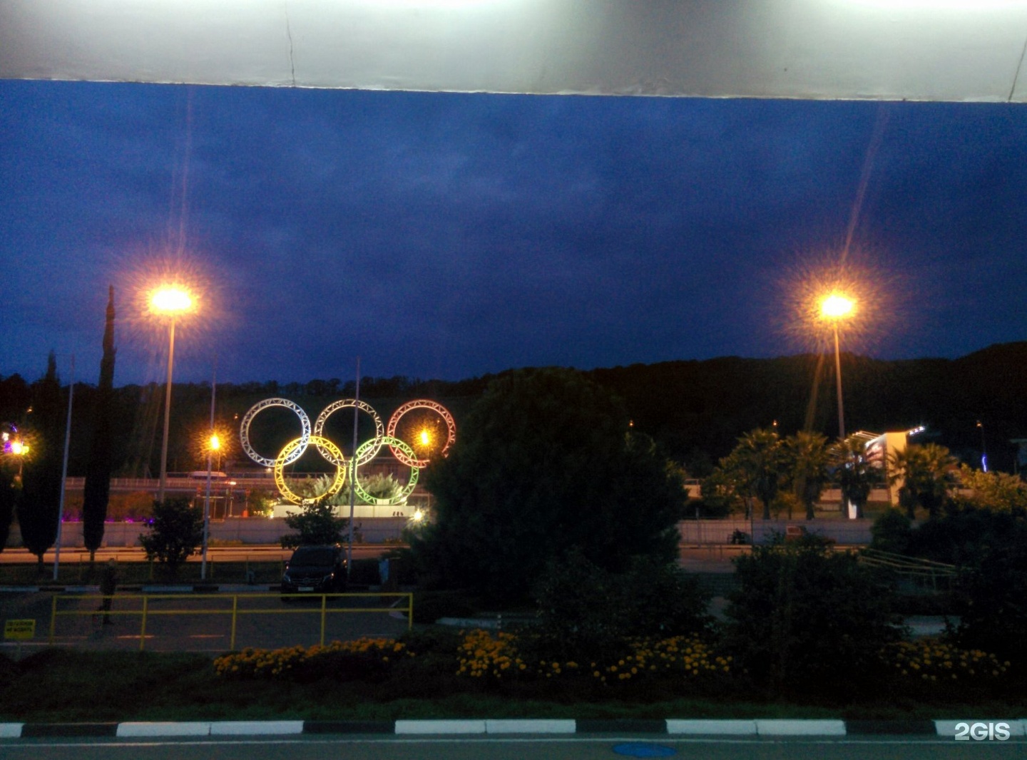 Олимпийские кольца возле аэропорта Адлер