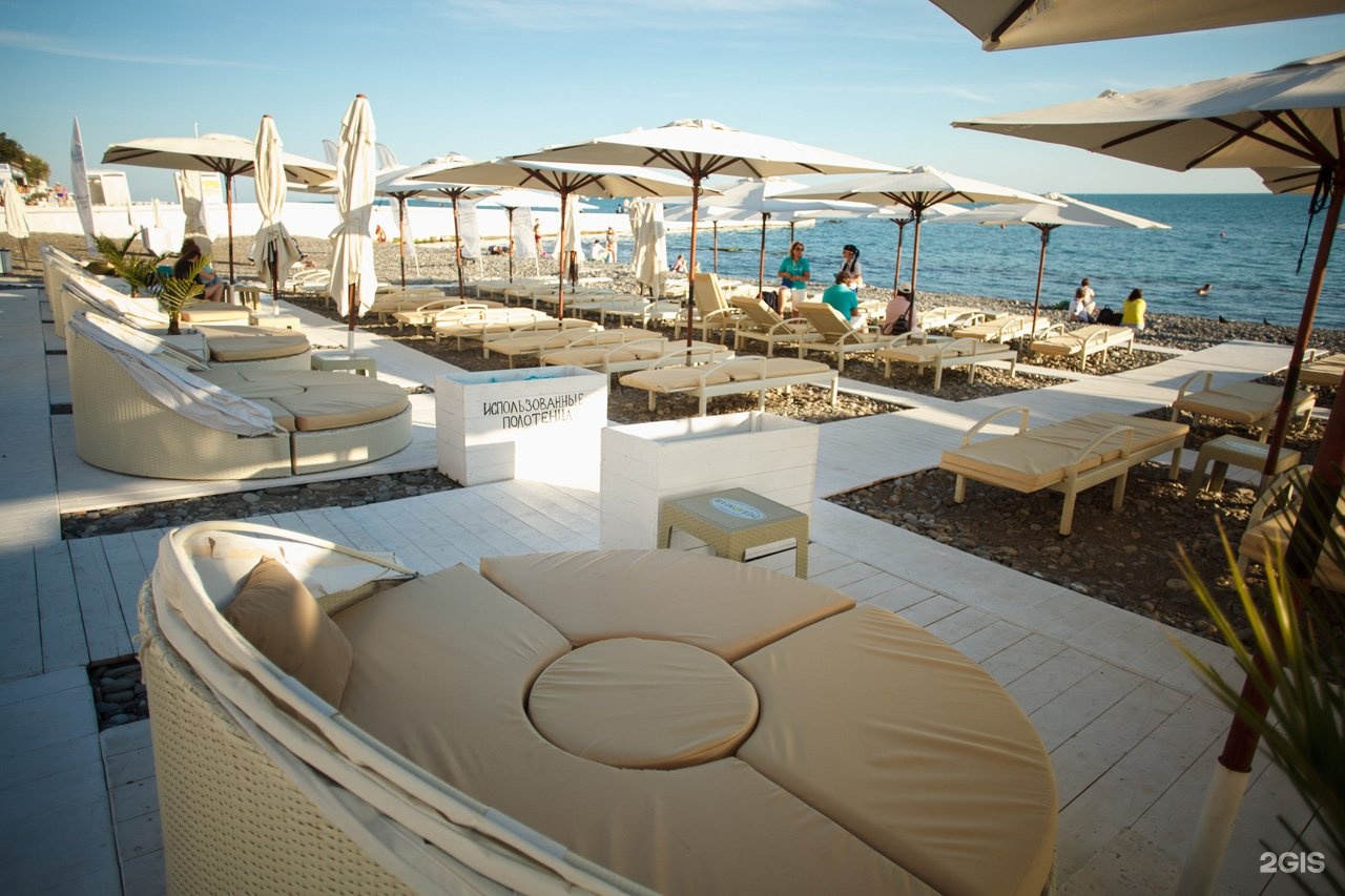 Beach club. Пляж дель мар Сочи. Delmar Beach Club Сочи. Кафе дель мар Сочи пляж. Дель мар Бич Сочи пляж.