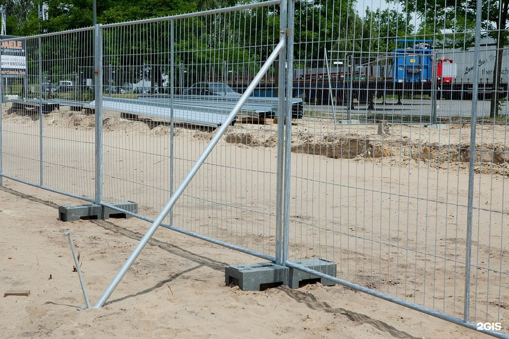 забор на строительной площадке