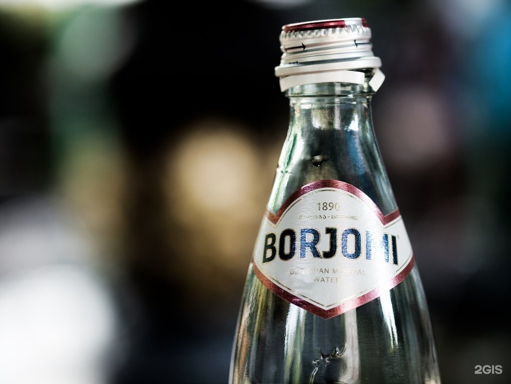Вода боржоми показания и противопоказания. Минеральная вода Borjomi. Минеральная вода в бутылке Боржоми. Стеклянная бутылка Боржоми. Газированная вода Боржоми.