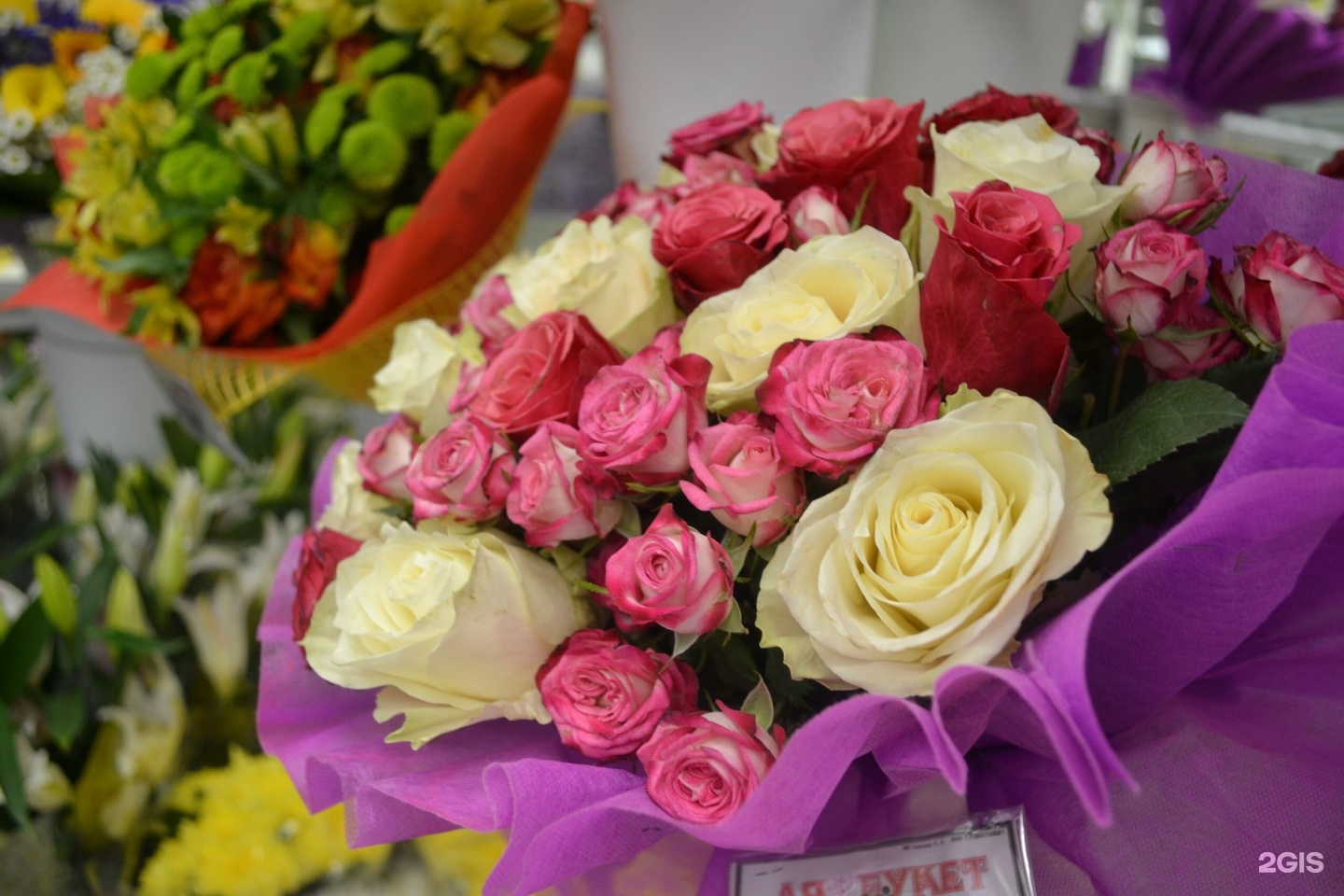 Крестовский универмаг цветы. Ля букет крестовский. Ля букет. Ля букет. Магазин цветов с доставкой ля букет.