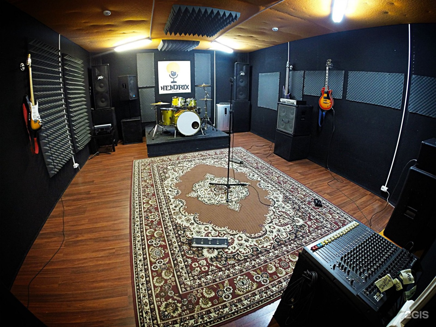 Russian studio. Hendrix репетиционная база. Hendrix Studio Савеловская. Студия звукозаписи репетиционная база. Ковер в студии звукозаписи.