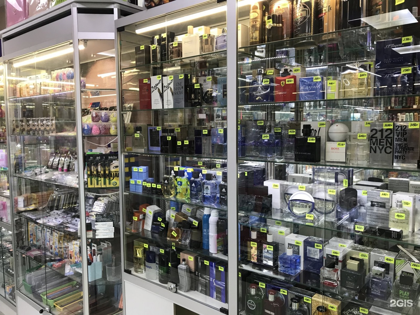 Торговый островок для парфюмерии. Торговый центр парфюмерии. Case phone ташкент. Парфюмерный бутик s parfum. Магазин духов.