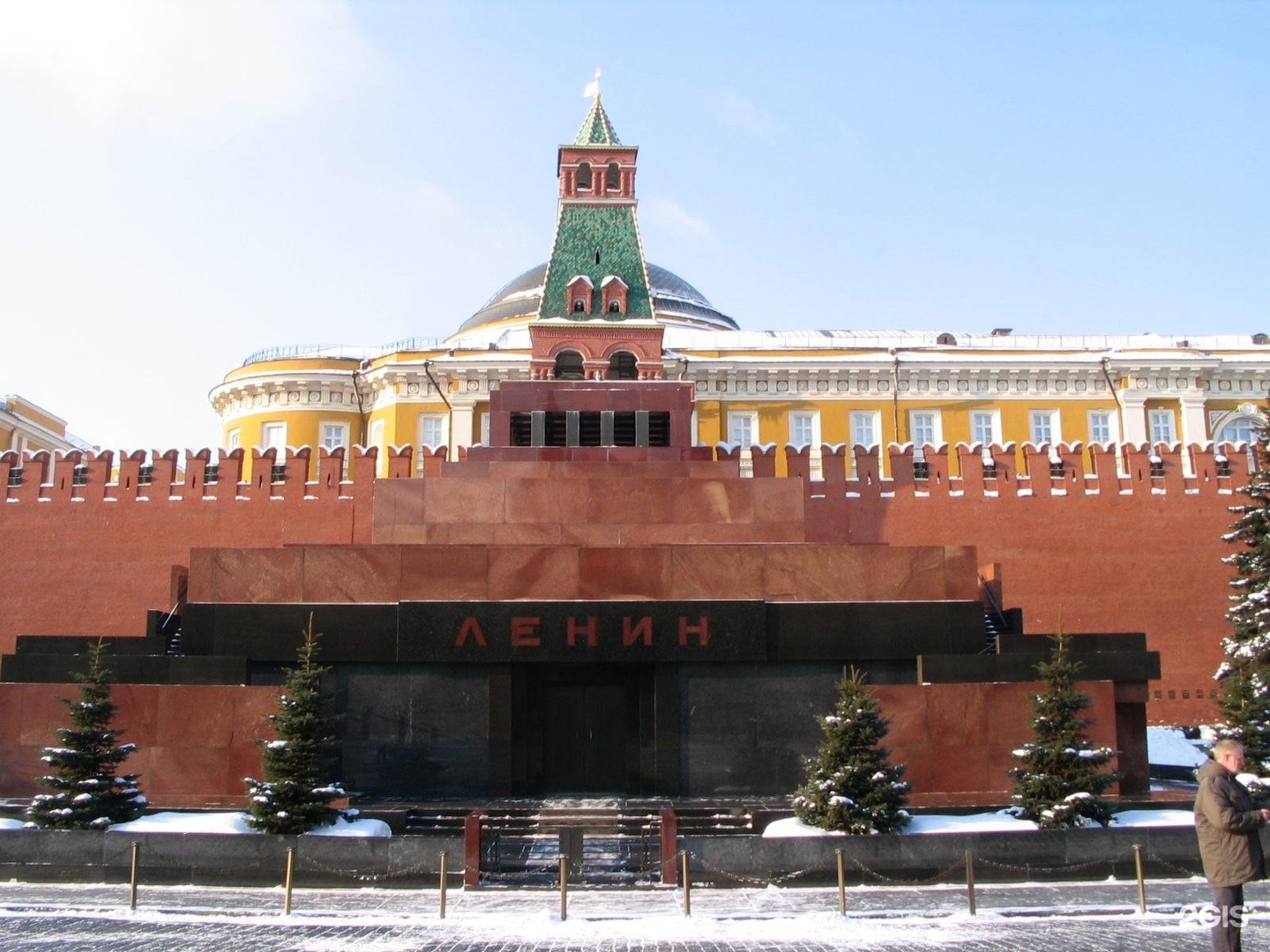 Вдоль кремлевской. Ленин на красной площади в мавзолее. Кремль Москва мавзолей Ленина.