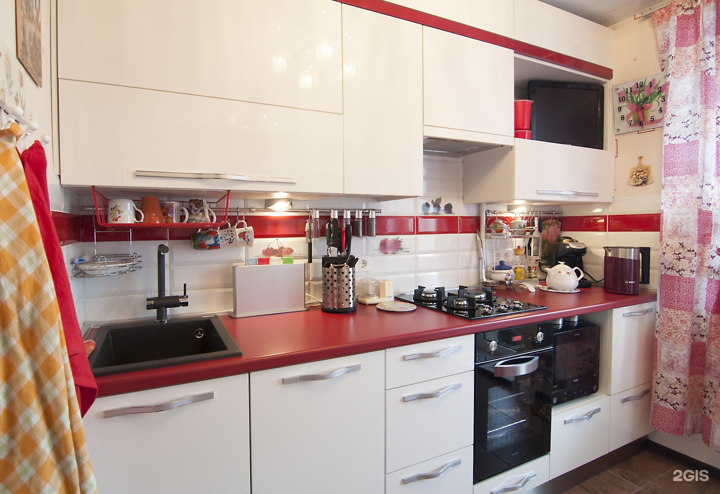 Красная кухня и бежевый фартук