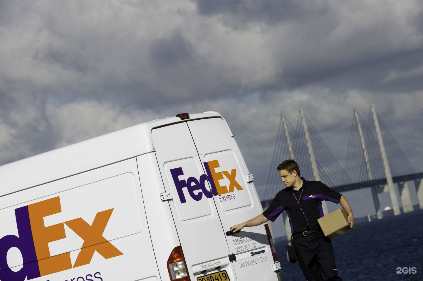 Доставка санкт. Компания FEDEX. FEDEX американская компания. FEDEX курьер. FEDEX доставка.