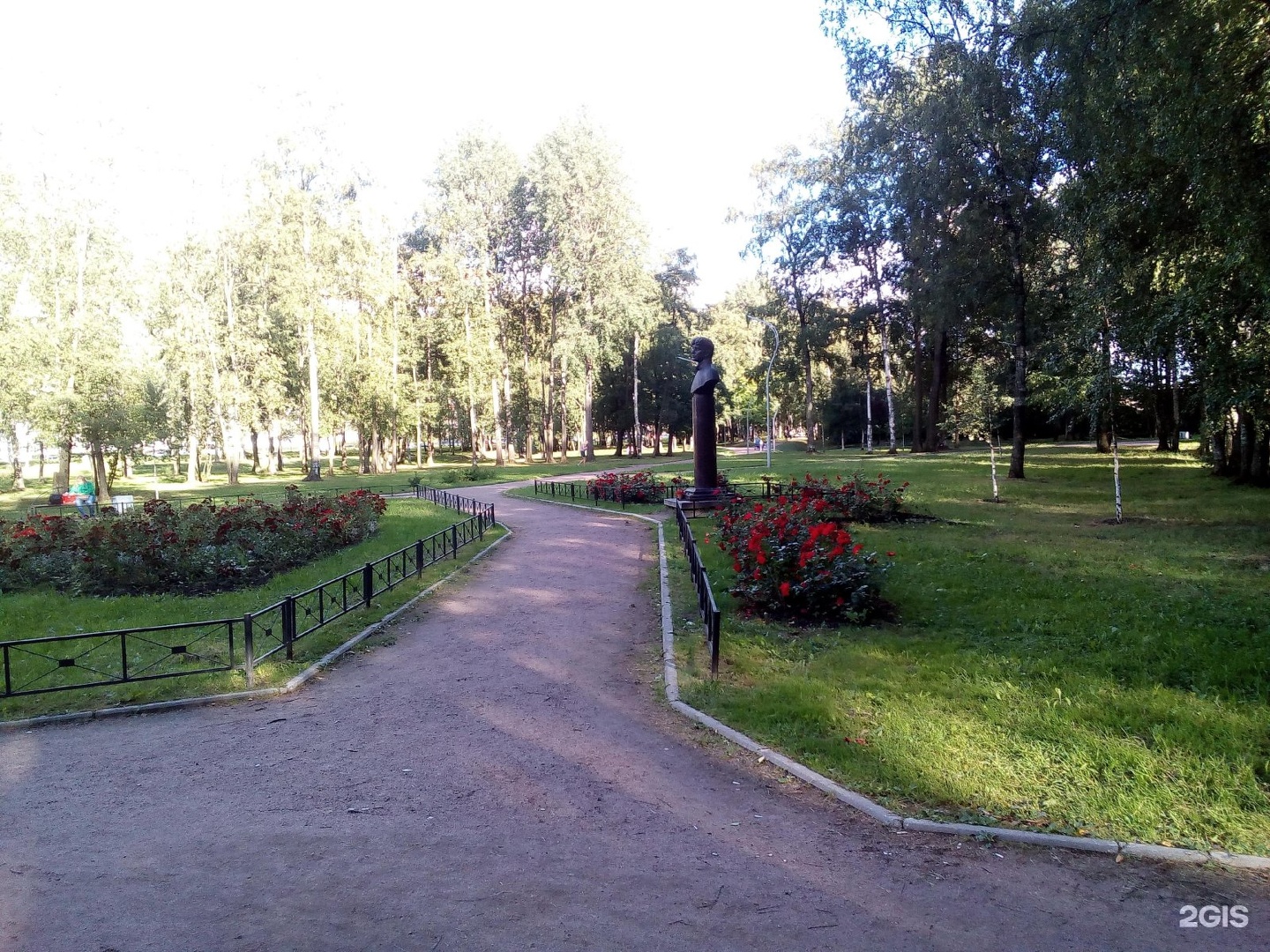 Парк есенина санкт петербург. Парк имени Есенина Санкт-Петербург. Парк Есенина на Дыбенко. Парк имени Есенина Санкт-Петербург Большевиков. Есенинский сквер Луховицы.