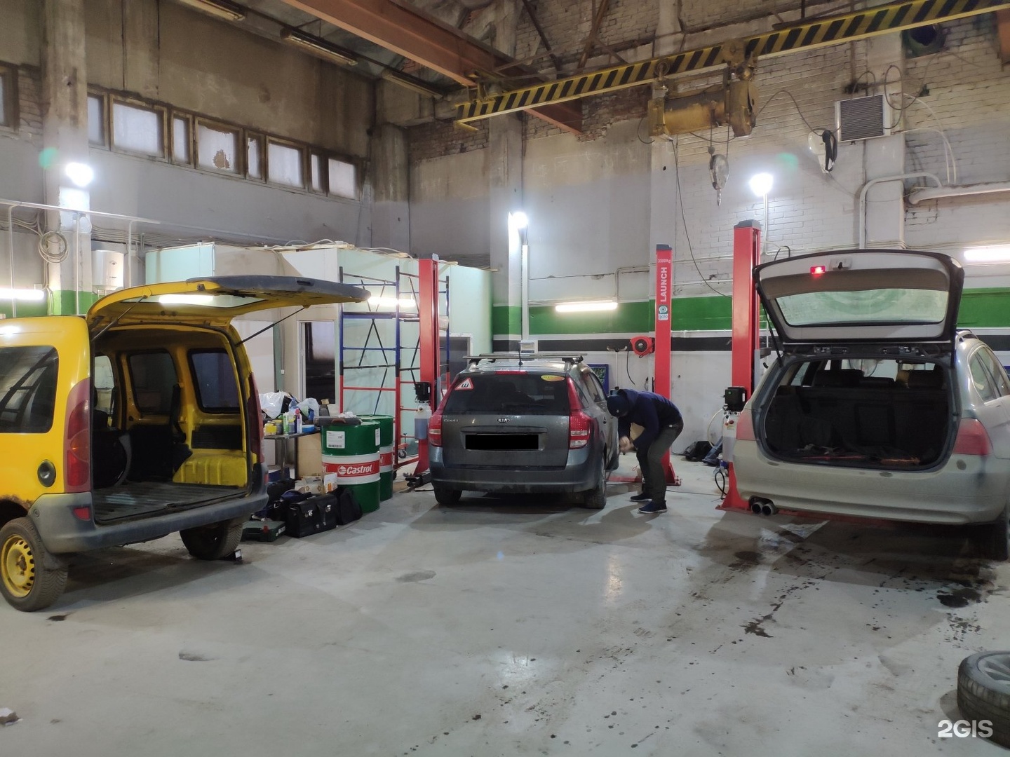 Автосервис иркутск. Китайцы в автомастерской. Китайцы в автомастерской. Китайский автосервис. Хавейл юг на софийской.