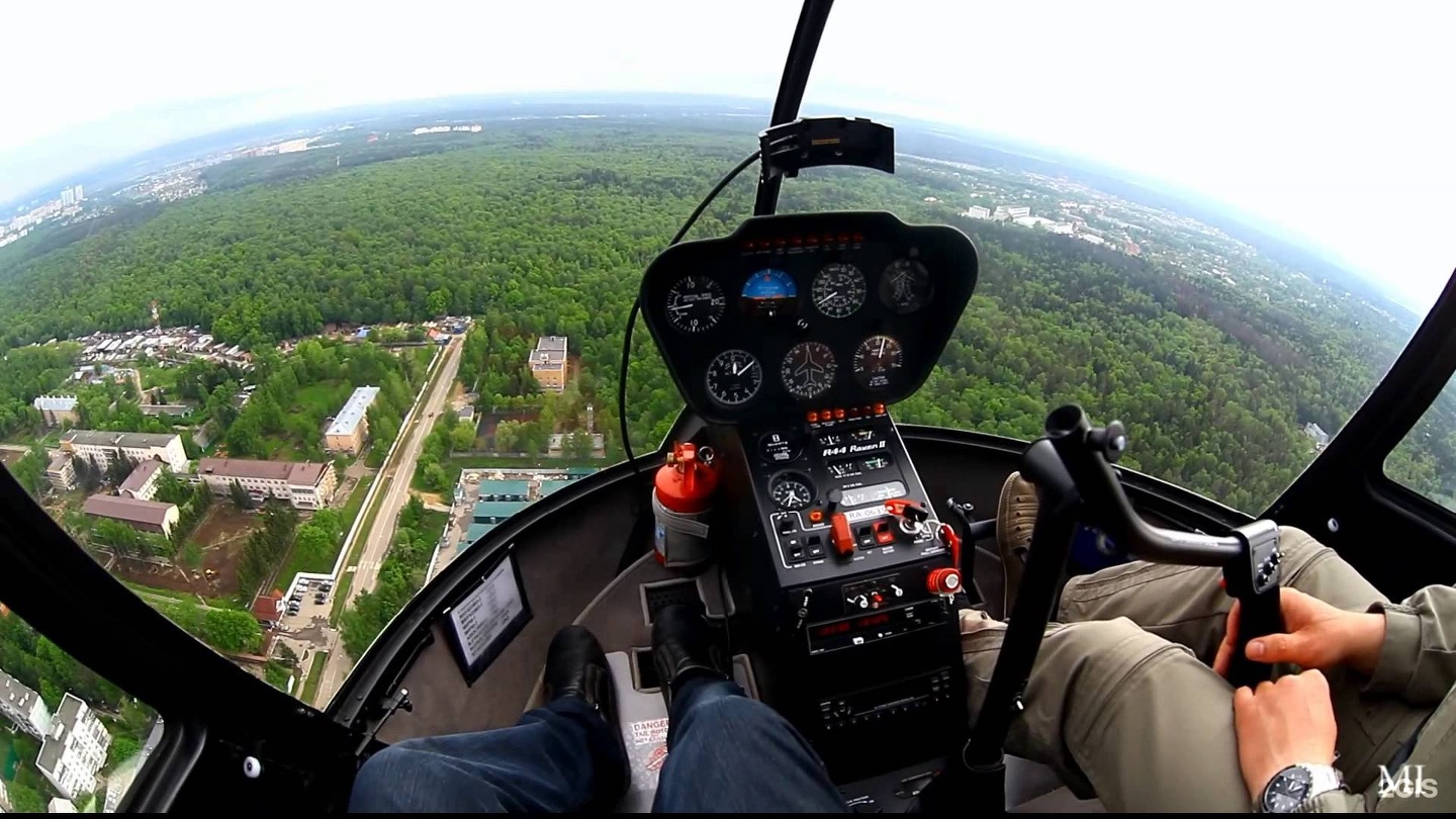 Вертолет москва полет. Кабина вертолета Robinson r44. Робинсон 44 полет. Кабина вертолета Робинсон 44. Robinson r44 из кабины.