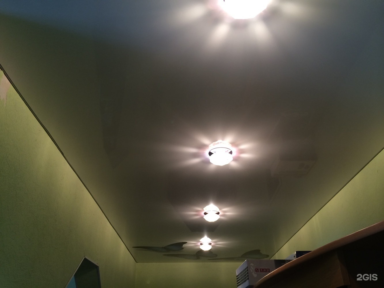 Расположение лампочек на натяжном потолке в коридоре