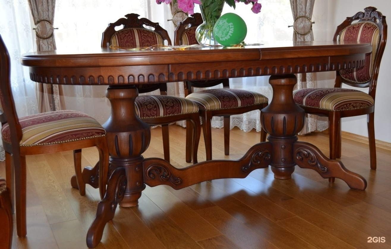 Деревянные столы и стулья