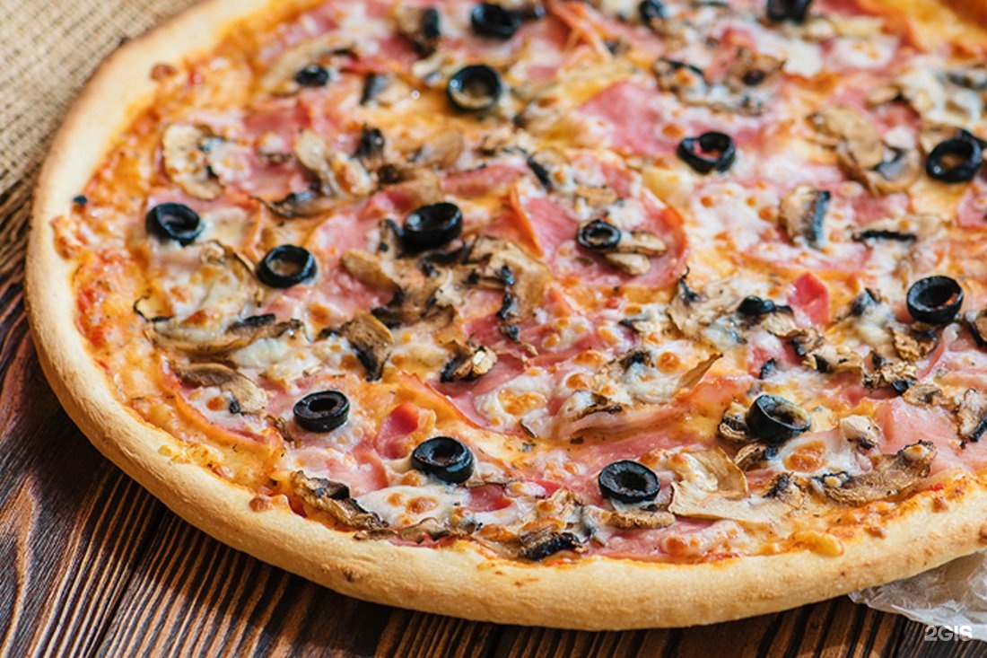 Пиццерия телефон доставки. Сочная пицца. Пицца с маслинами. Пицца с беконом и маслинами. Пицца с беконом сыром маслинами.