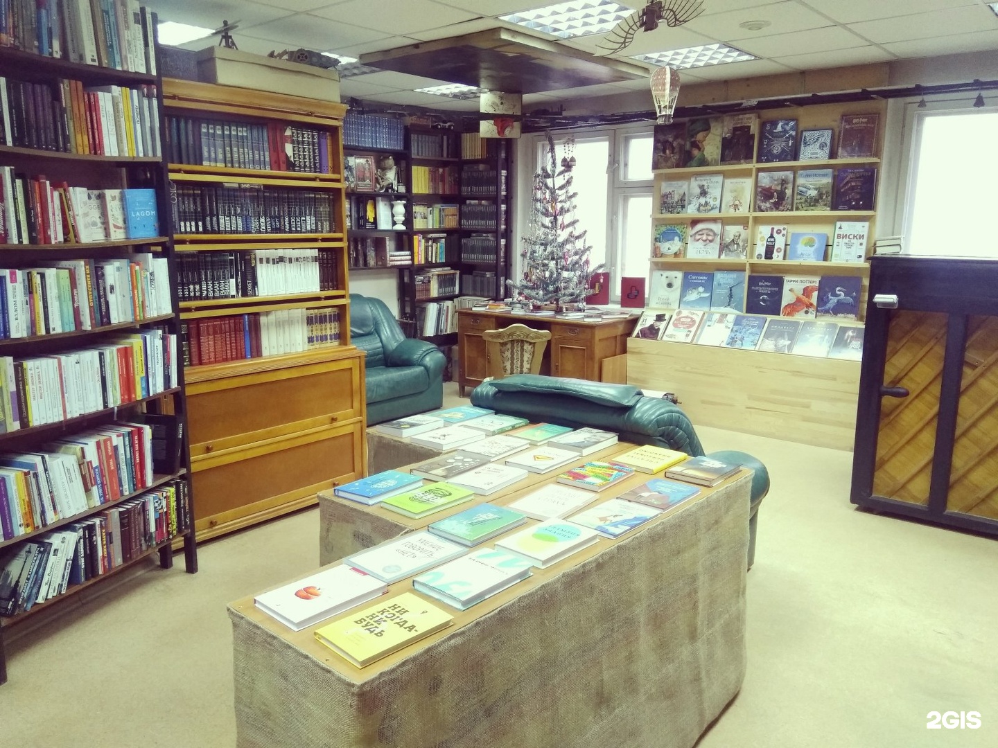 Книжная выставка про писателей. Книжный магазин на пушкинской. Книжный магазин на пушкинской. Книжный дом на малой конюшенной. Книжный магазин на пушкинской.