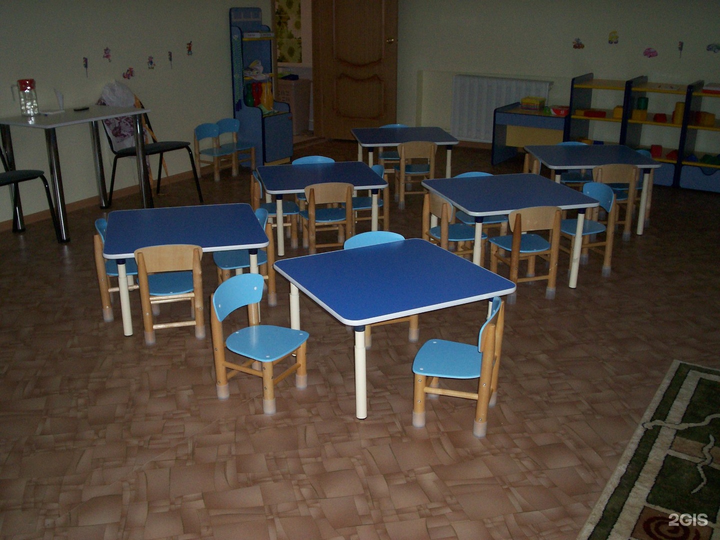 Столы в группе детского сада