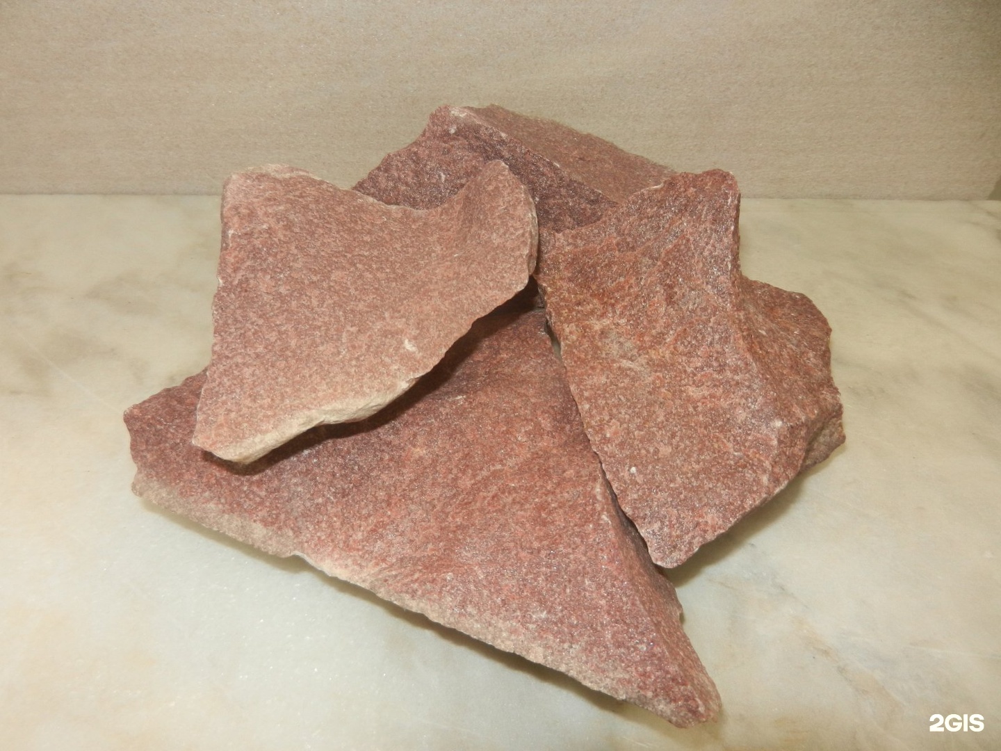 Камень малиновый кварцит