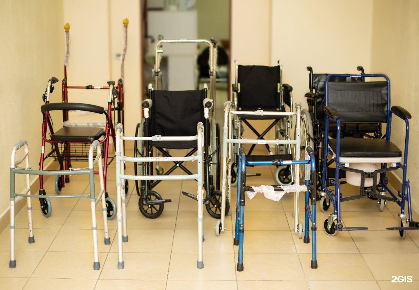 Мед прокат. Медицинское оборудование для инвалидов. Интерьер для людей с ограниченными возможностями. Без барьеров. Барьеры для людей с ограниченными возможностями.