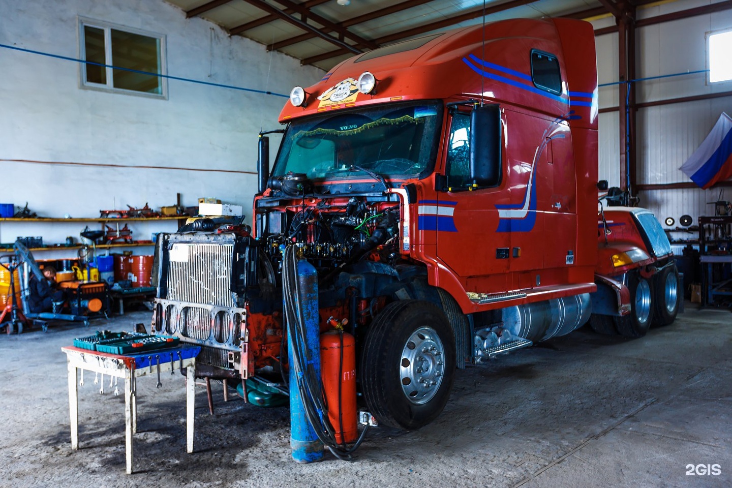 Грузовой автосервис. Volvo Truck Repair. Сервис грузовых автомобилей. Автомастерская грузовиков. Механик грузовых автомобилей.