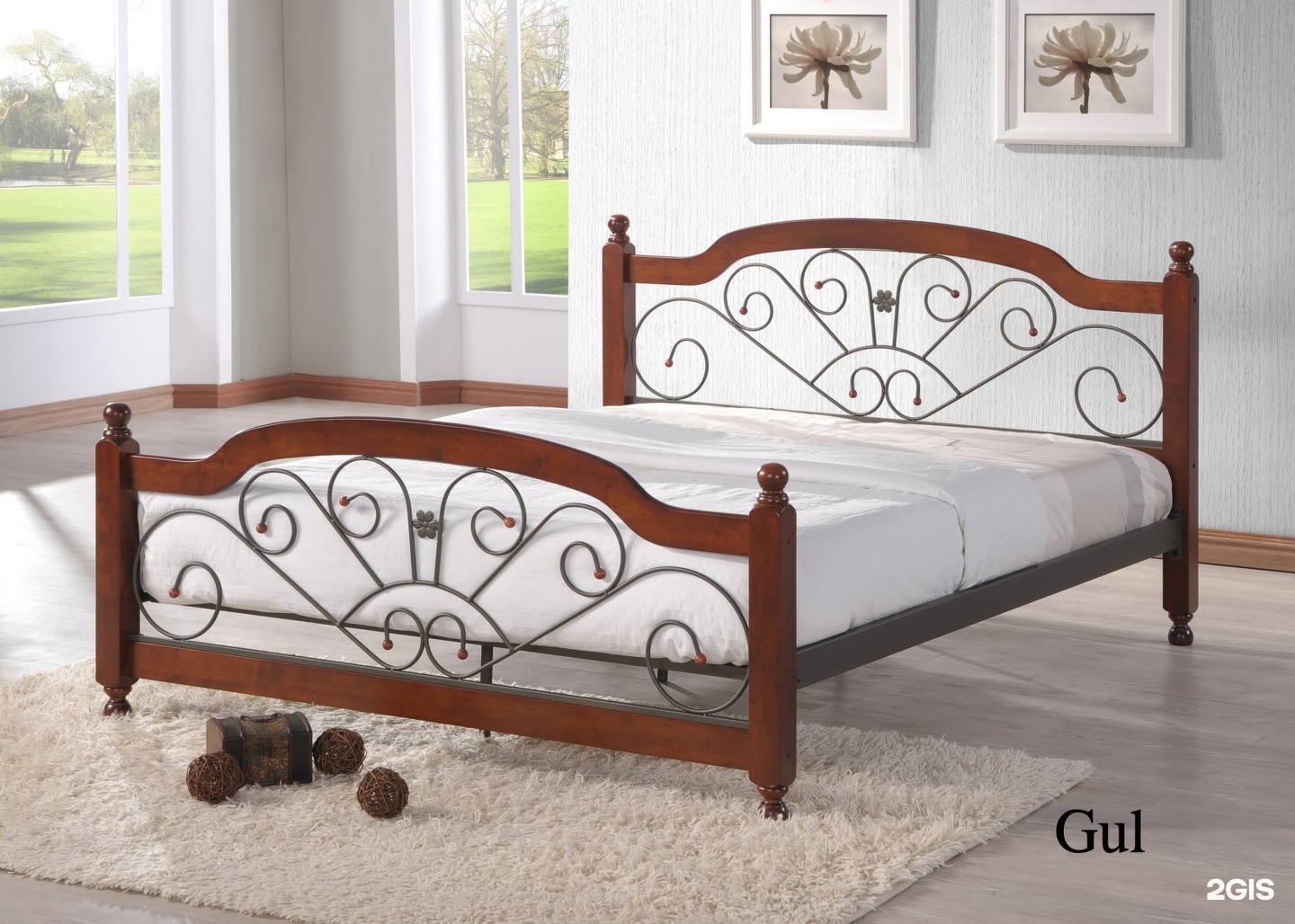 Железная кровать с деревянными спинками