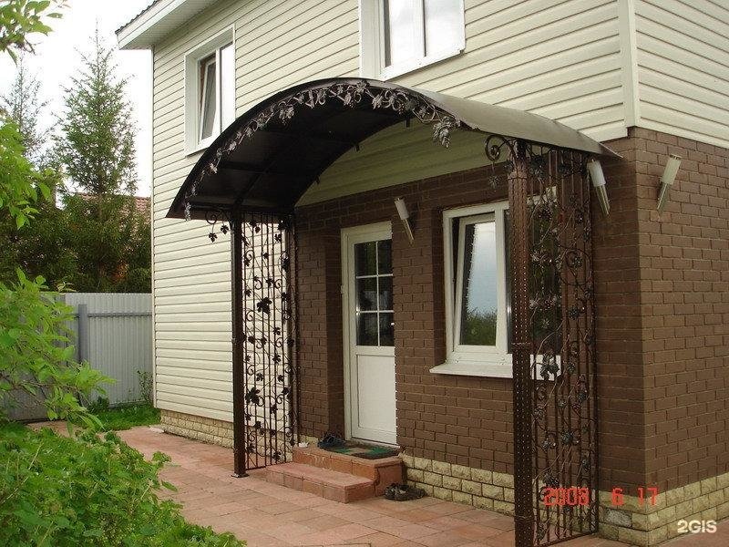 Козырёк над крыльцом торэкс. Козырек в частном доме. Козырёк над крыльцом. Крыльцо с навесом. Крыльцо с навесом.