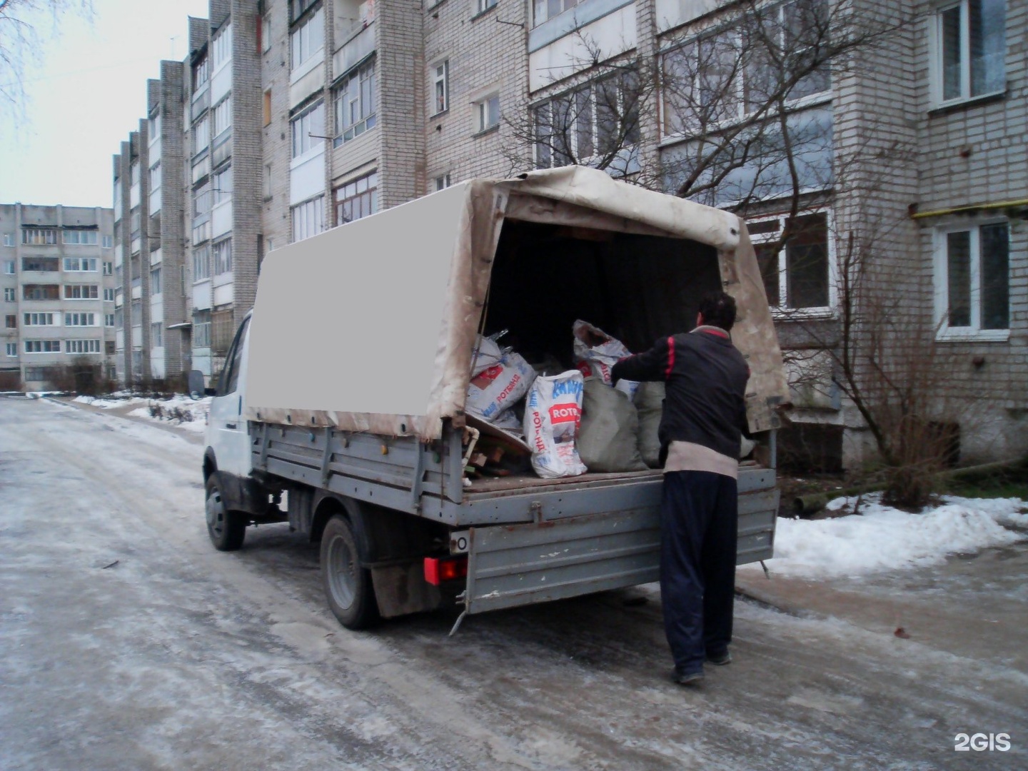 Услуги вывоз. Вывоз строительного мусора Газель с грузчиками. Погрузка строительного мусора в Газель. Вывоз мусора Газель грузчики. Погрузка вывоз мусора КАМАЗ Газель.