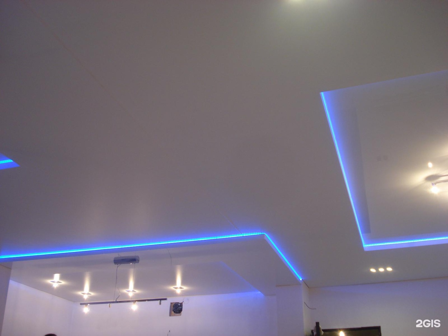 Двухуровневые натяжные потолки с подсветкой на кухне