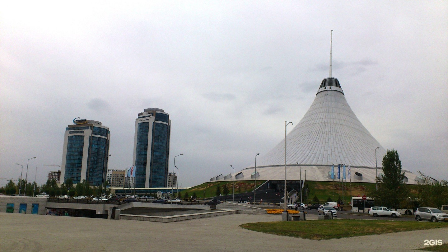 Парковка возле Хан Шатыра фото Нурсултан