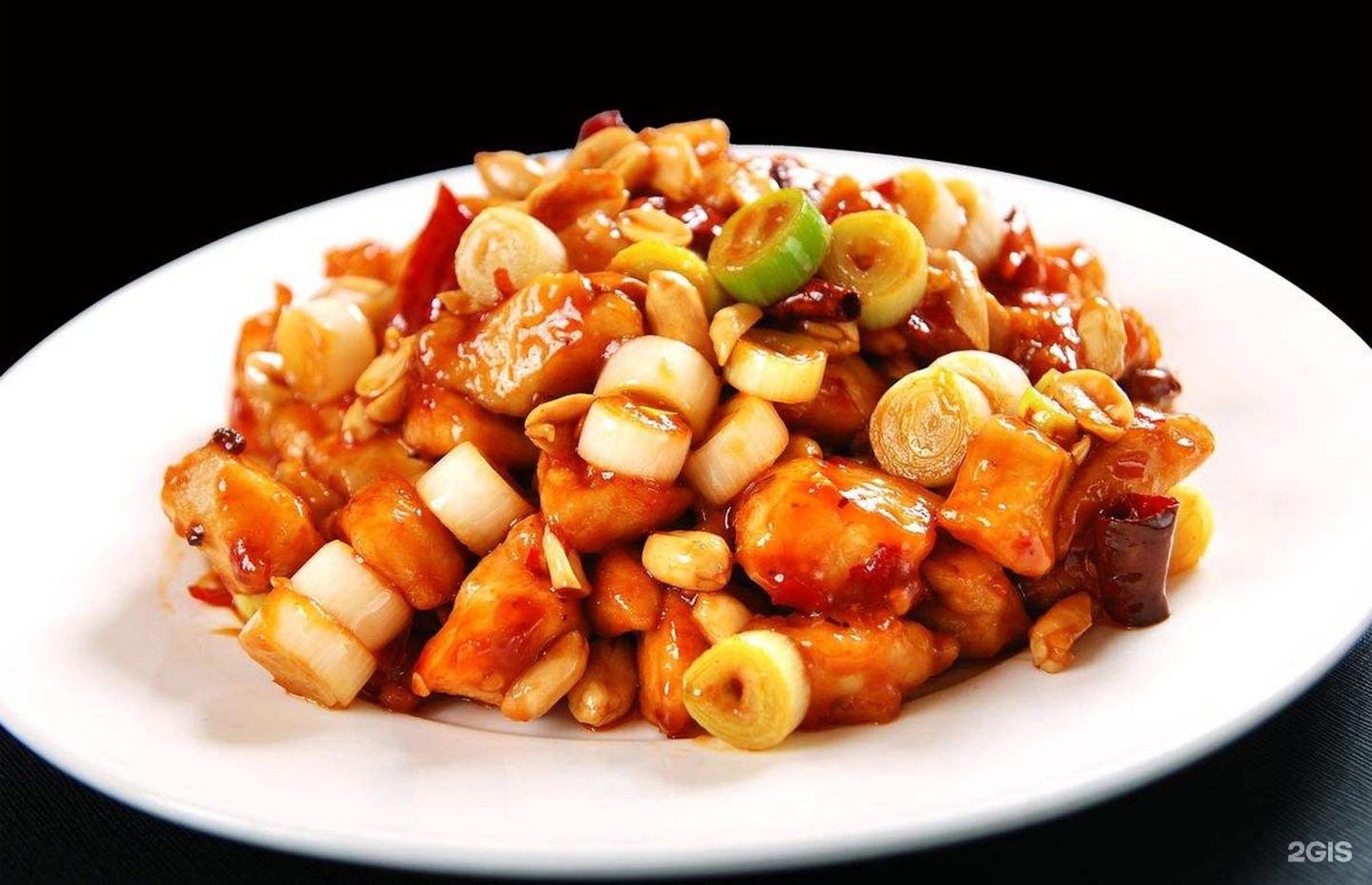 Курица гунбао. Курица гонг бао. Курица гунбао с арахисом. Китайская курица гунбао. Курица гунбао китайская кухня.