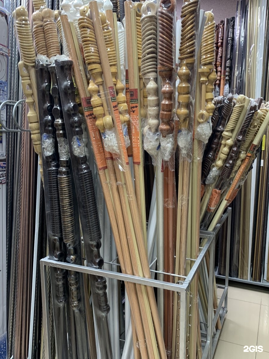 Карнизы для штор садовод. Магазин карнизов в москве. Карниз для штор в квартире. Выставка карнизов в магазинах. Витрина карнизов.