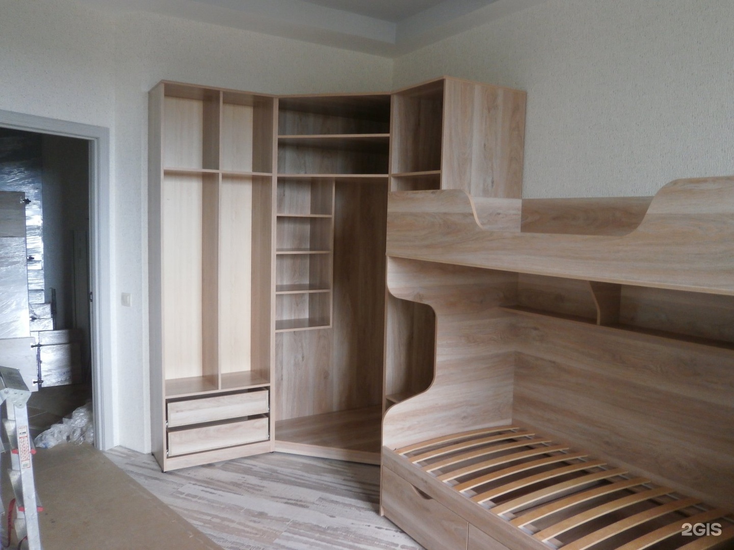 Угловой шкаф с кроватью. Кровать чердак валенсия 15. Стол компьютерный комфорт 12. Шкаф двухуровневый. Шкаф для одежды двухэтажный.