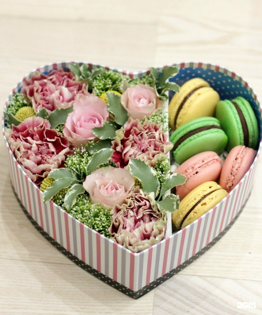 Десерты с цветами в коробке