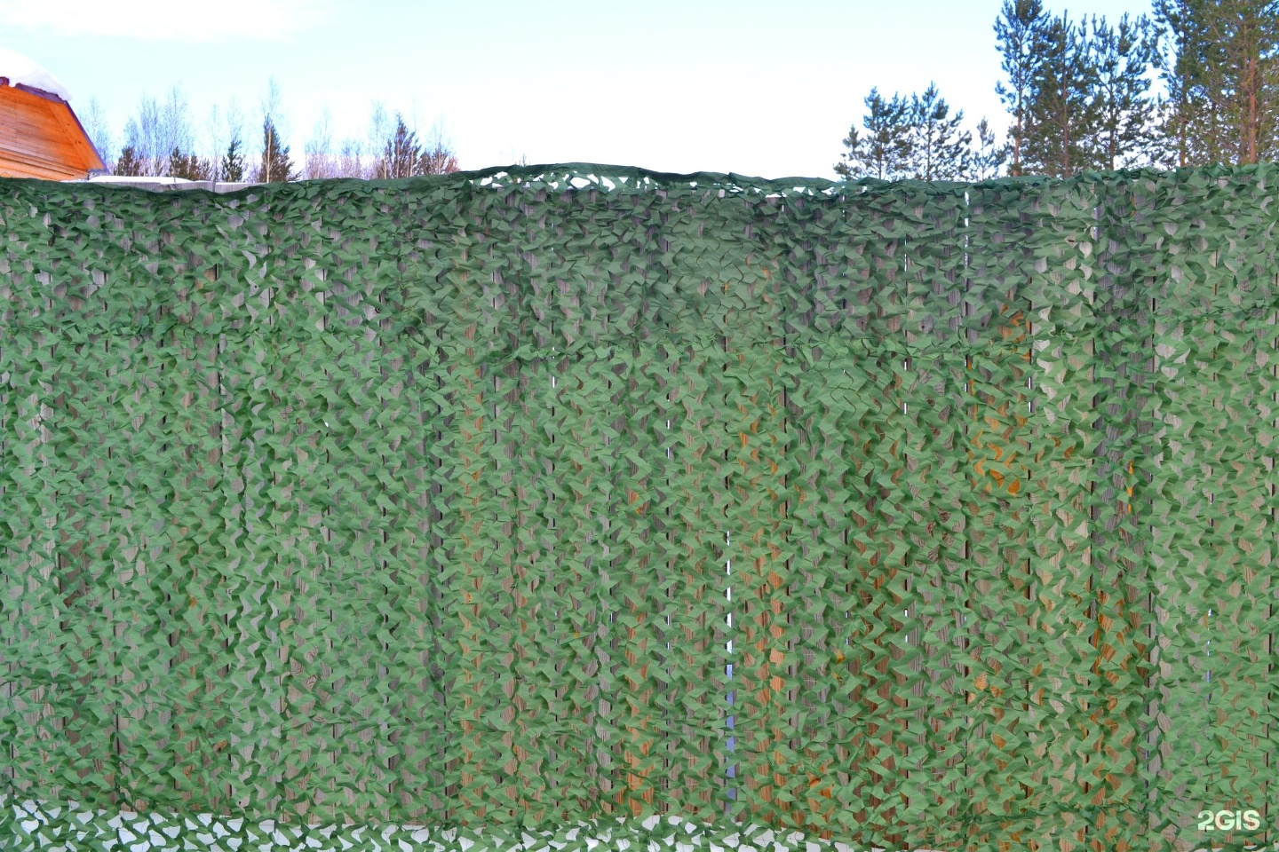 Затеняющая сетка на забор из рабицы фото