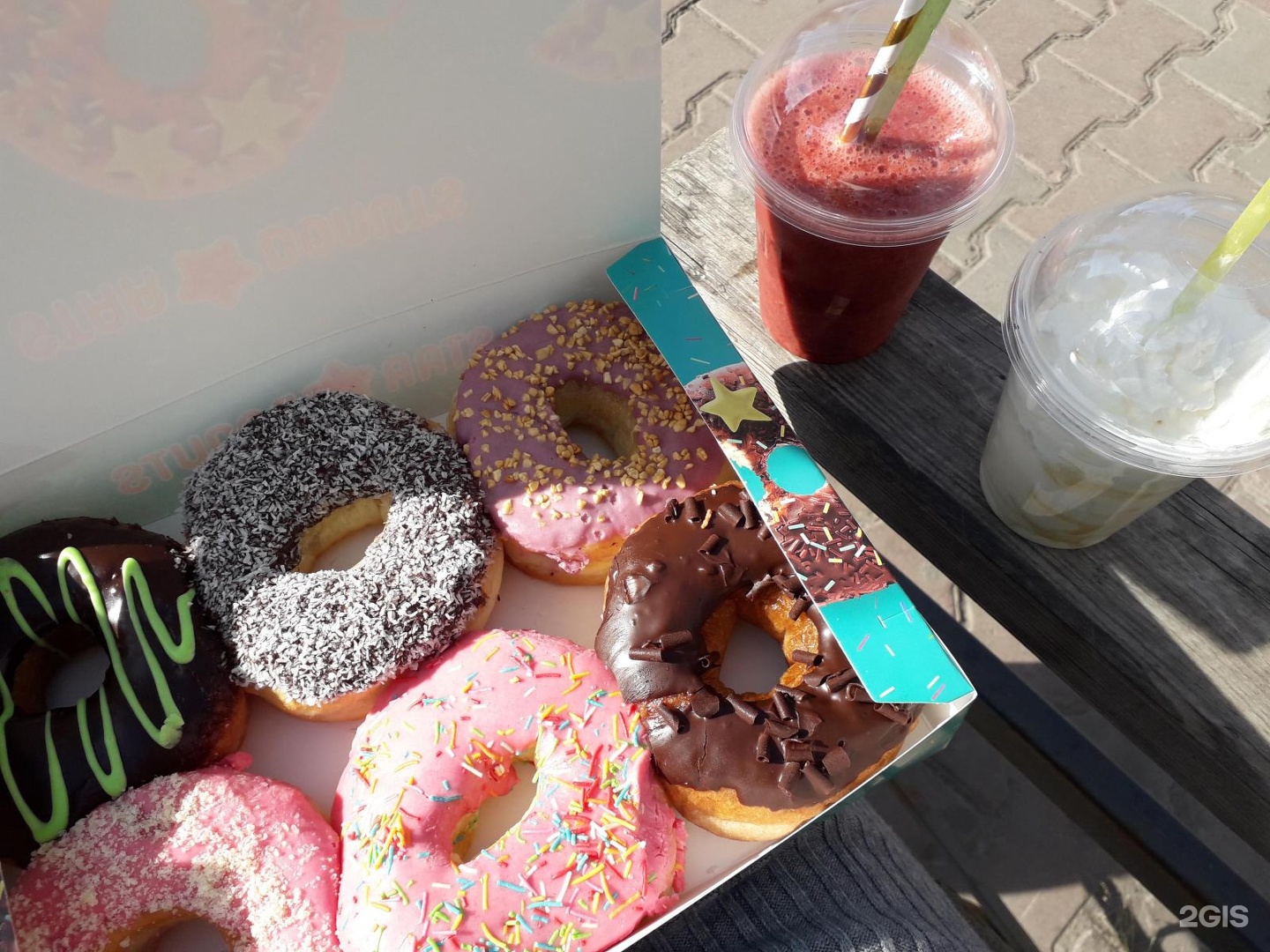 Star donuts. Донатс кафе. Кафе пончики донатсы. Кофейня Донатс на колесах.