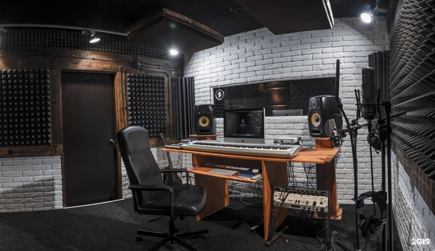 Разговор в комнате звук. Студия звукозаписи Ногинск. Loft Studio студия звукозаписи. Красивая студия звукозаписи. Звукоизоляция студии звукозаписи.