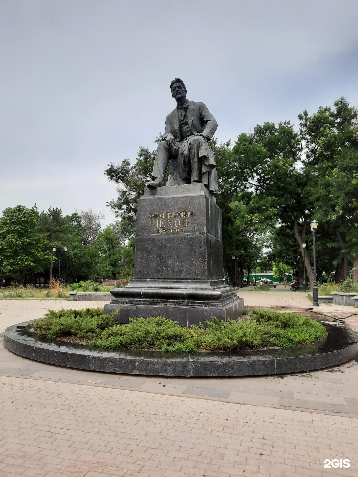 Фото таганрог чехова. Памятник а. п. Чехову (Таганрог). Памятник Чехову в Таганроге. Сквер Чехова Таганрог. Маятник Чехову Таганрог.