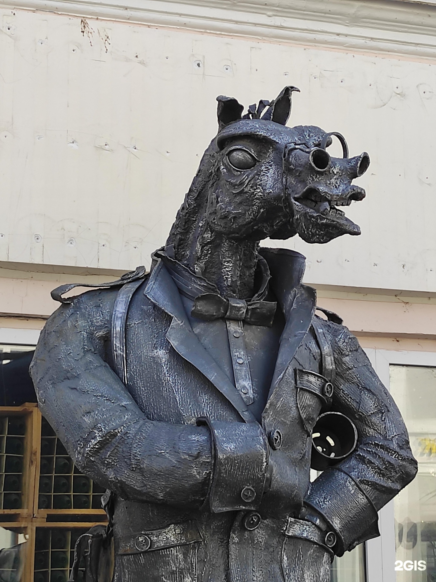 Статуя конь в пальто в Казани