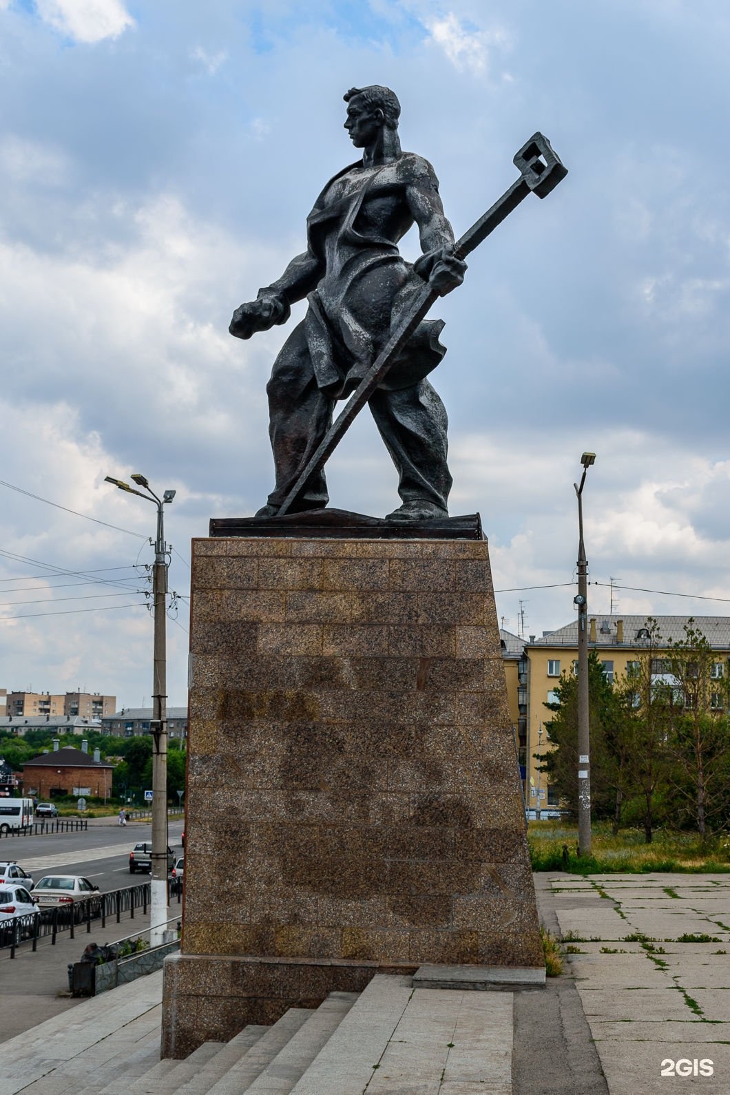 Памятники в магнитогорске. Металлург (памятник, Магнитогорск). Памятник сталевару в Магнитогорске. Памятник метташлургмагнитогорск. Монумент Металлургу Магнитогорск.