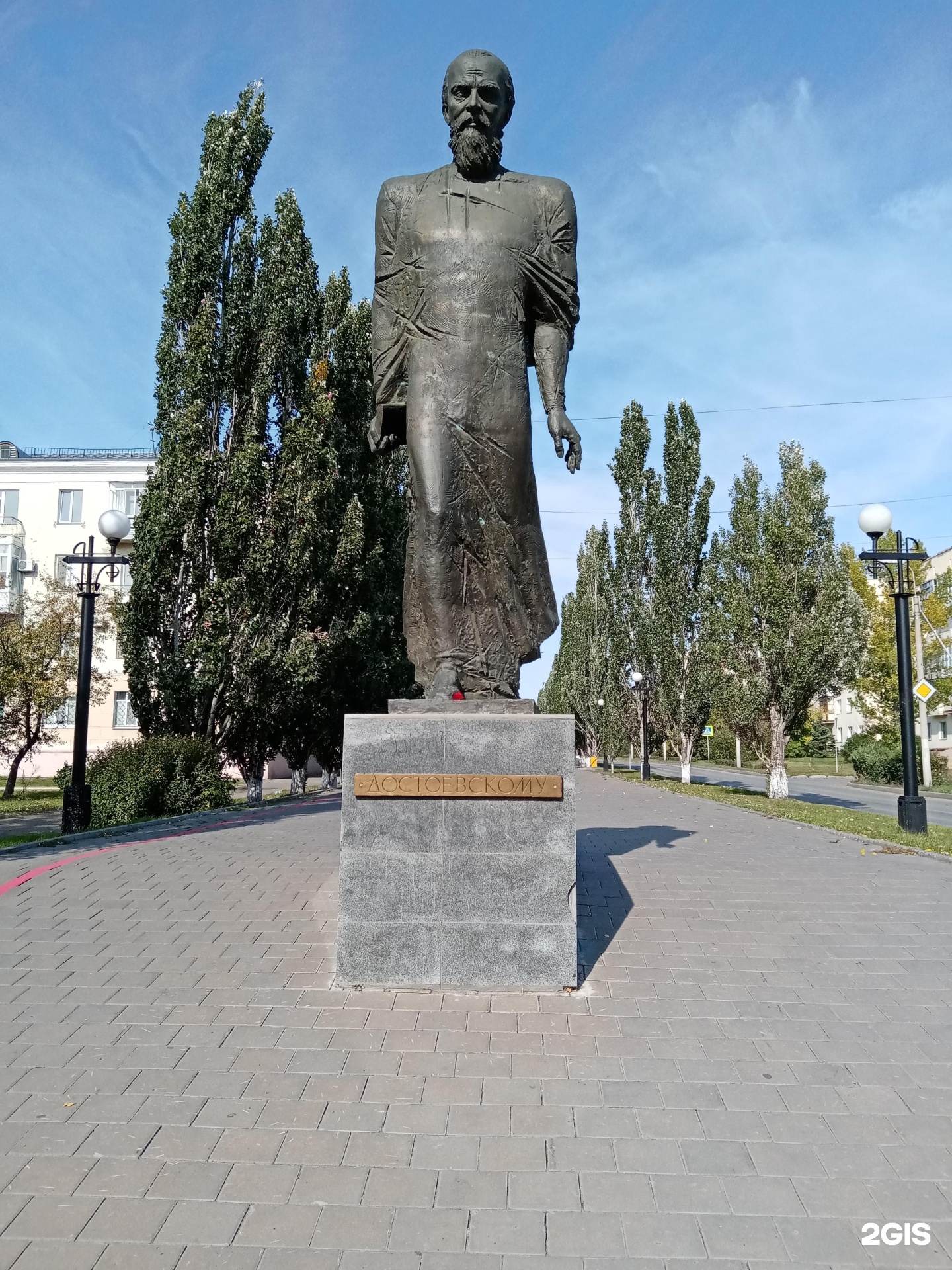 Достоевский омск. Памятник ф м Достоевскому в Омске. Памятник Федору Михайловичу Достоевскому в Омске. Памятник Достоевскому Омск на Ленина. Статуя Достоевского в Омске.