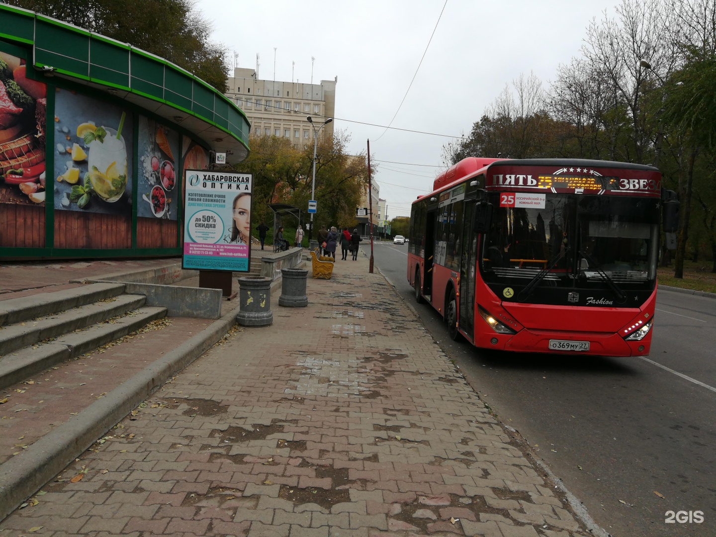 Бульвар автобусы. Хабаровск остановка Глория. Глория 52 остановка Хабаровск. Остановка транспортная площадь. Фото остановки Нововыборгская Хабаровск.