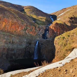 Талнах водопад красные камни