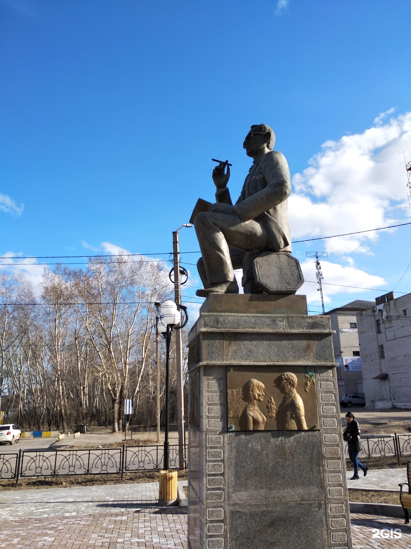 Гайдай свободный. Памятник Леониду Гайдаю в Свободном. Памятник Гайдаю Амурской области. Памятник Гайдая в городе Свободном. Рядом с кинотеатров памятник Гайдаю в Свободном фото.