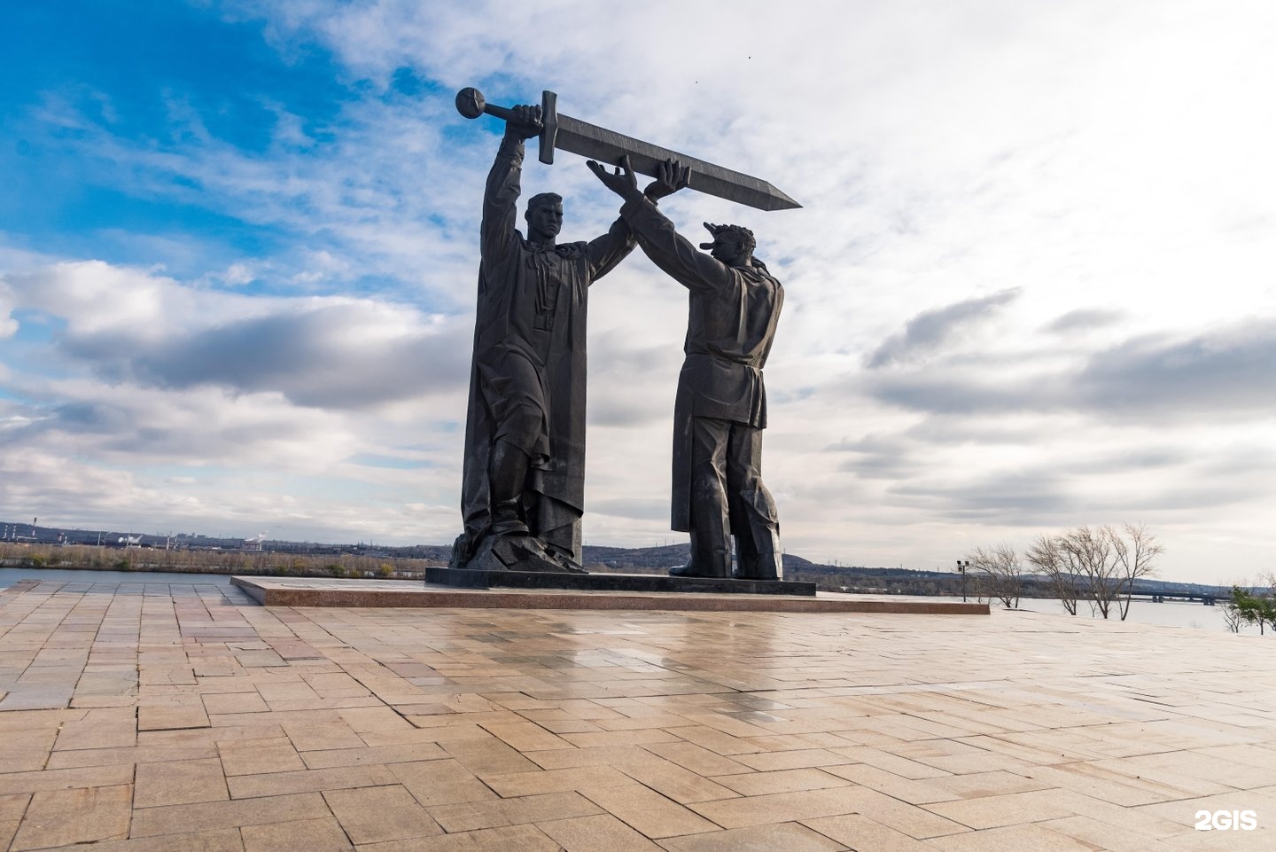 Памятники в магнитогорске. Тыл фронту Магнитогорск. Памятник «тыл — фронту» в городе Магнитогорске.. Памятник фронту и тылу в Перми. Сцена у тыл-фронта Магнитогорск.