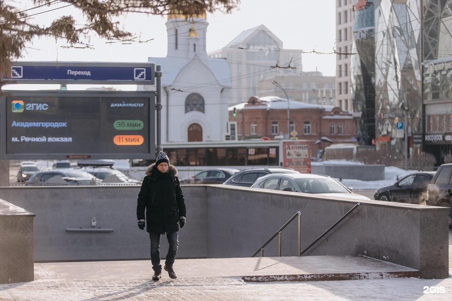 Переход новосибирска. Метро через дом. Бакшиевы фото с телефона.